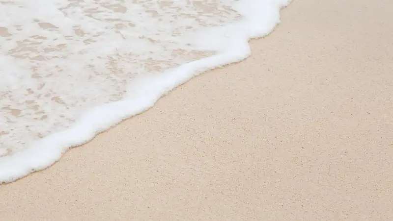 Plage de sable fin caressée par les vagues