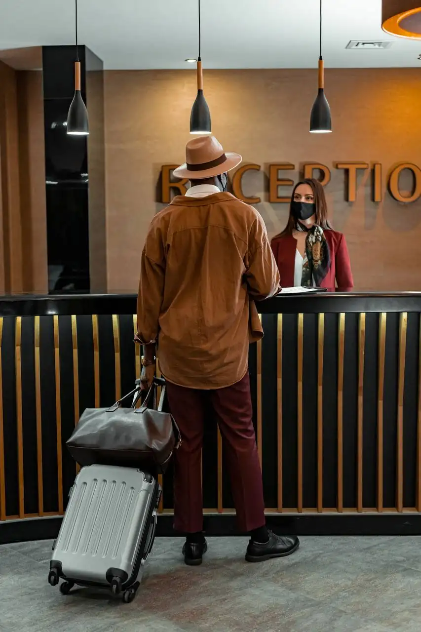 Voyageur ravi avec valise et passeport